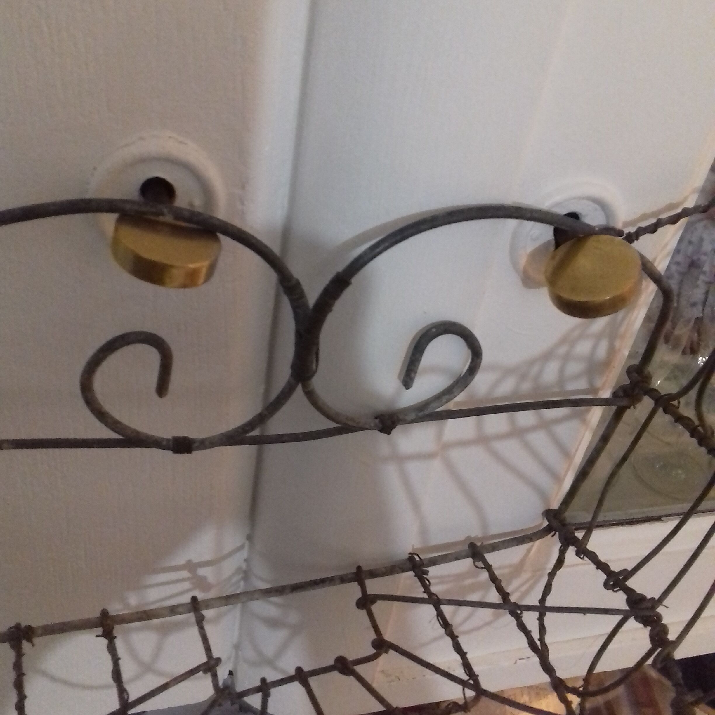 Small basket of rounded wire