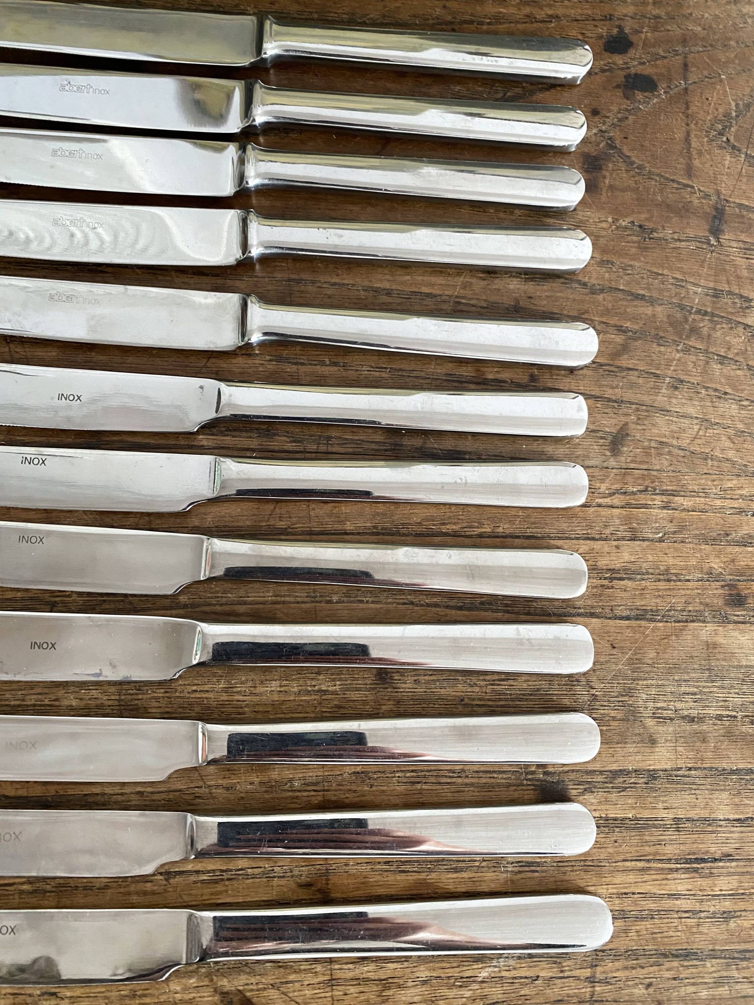 Couteaux vintage en inox dans boite