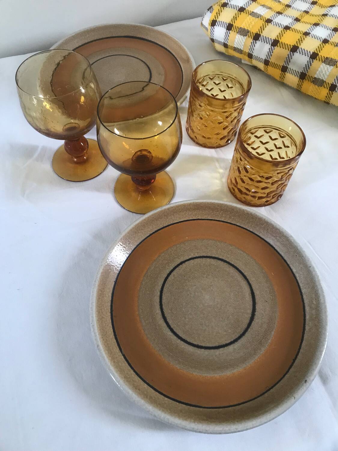 Head to head plates and glasses