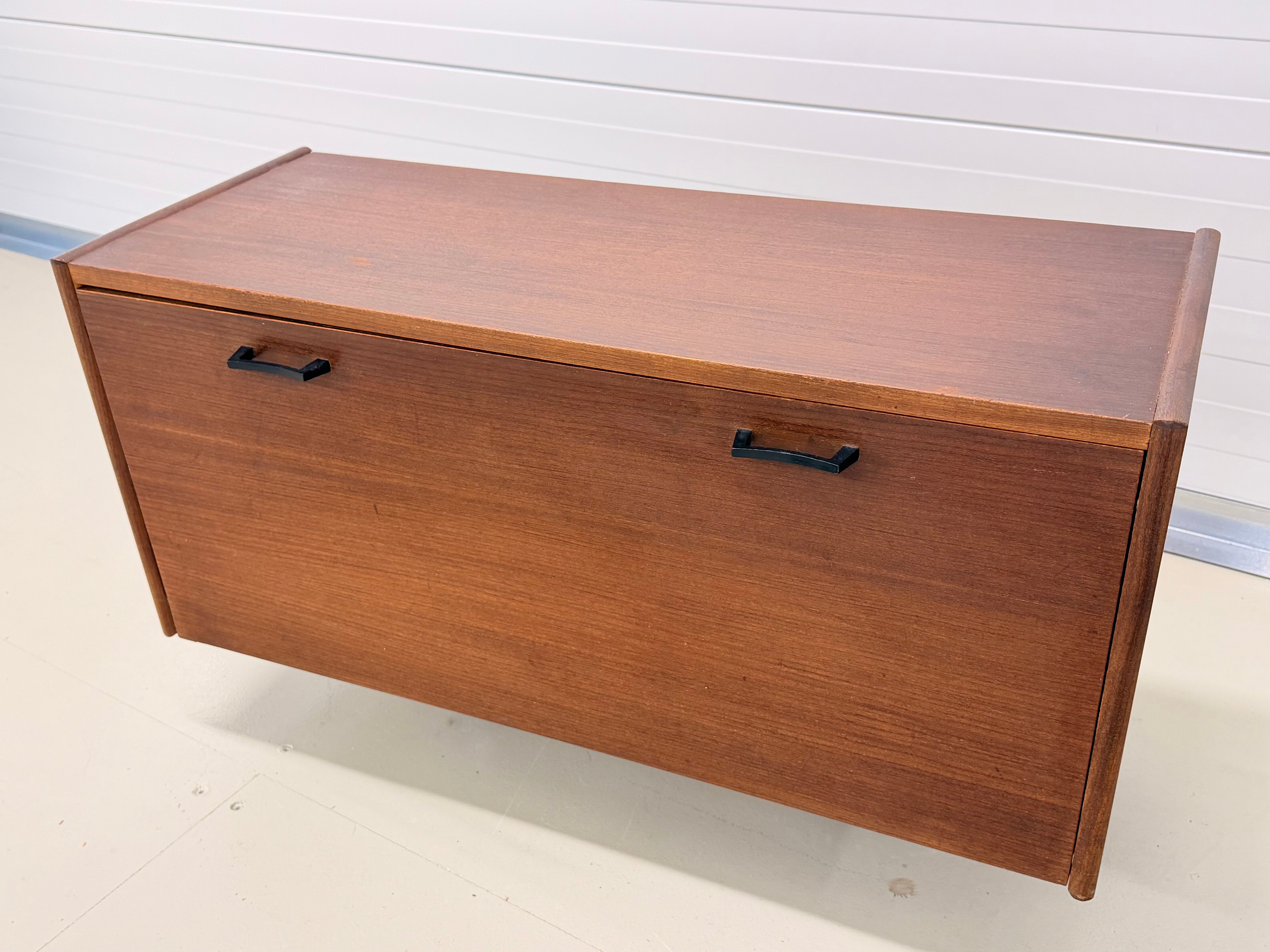Meuble mural vintage par Simpla Lux