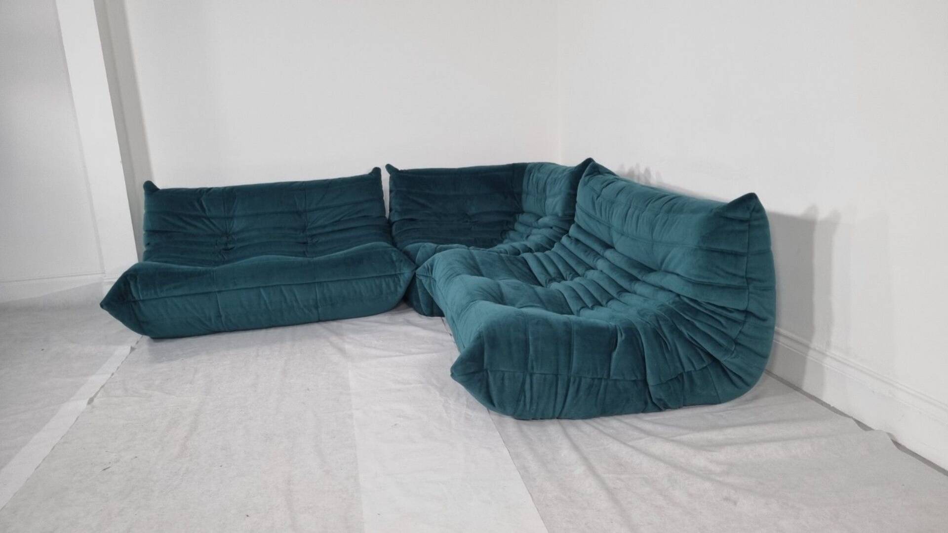 Ensemble Ligne Roset Togo 3 pièces en velours bleu canard .