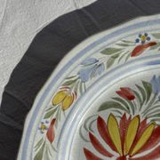 Assiette décorative ancienne IB Quimper à décor floral polychrome D24