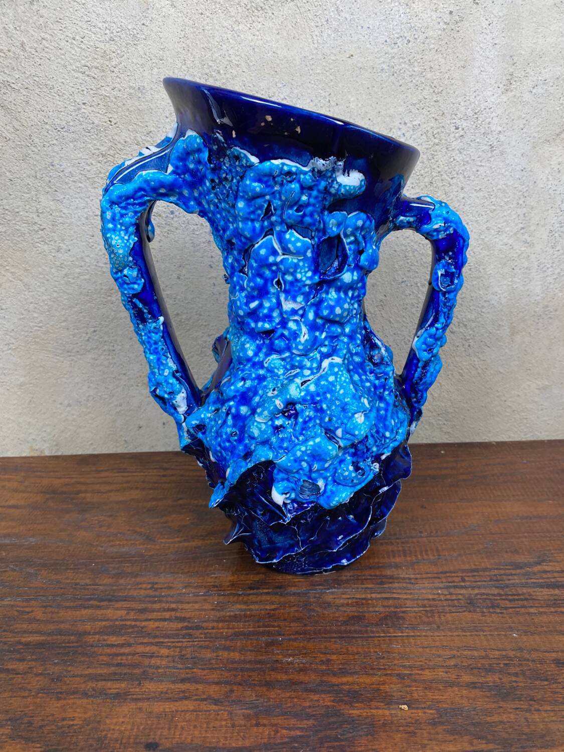 Vase brutaliste bleu vallauris