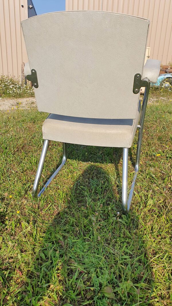 Fauteuil gris usure skai voir photo ossature tubulaire pieds traineaux.