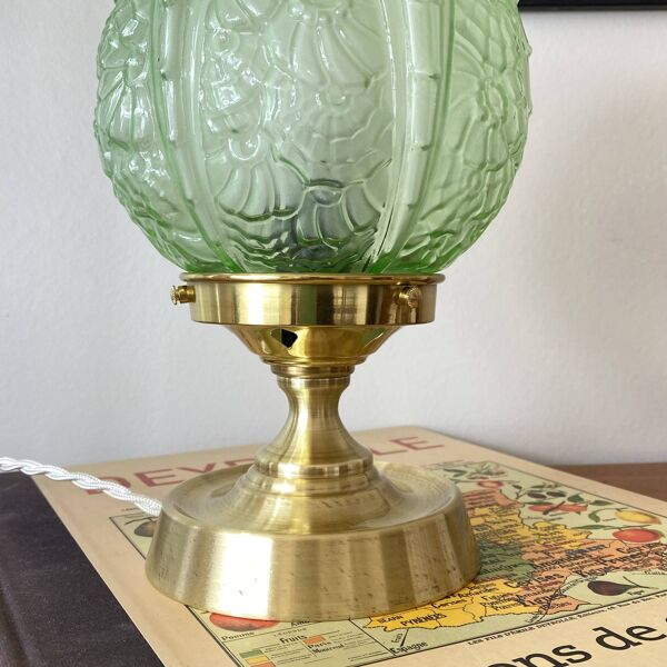 Lampe de table globe en verre art déco ancien moulé vert et pied en laiton