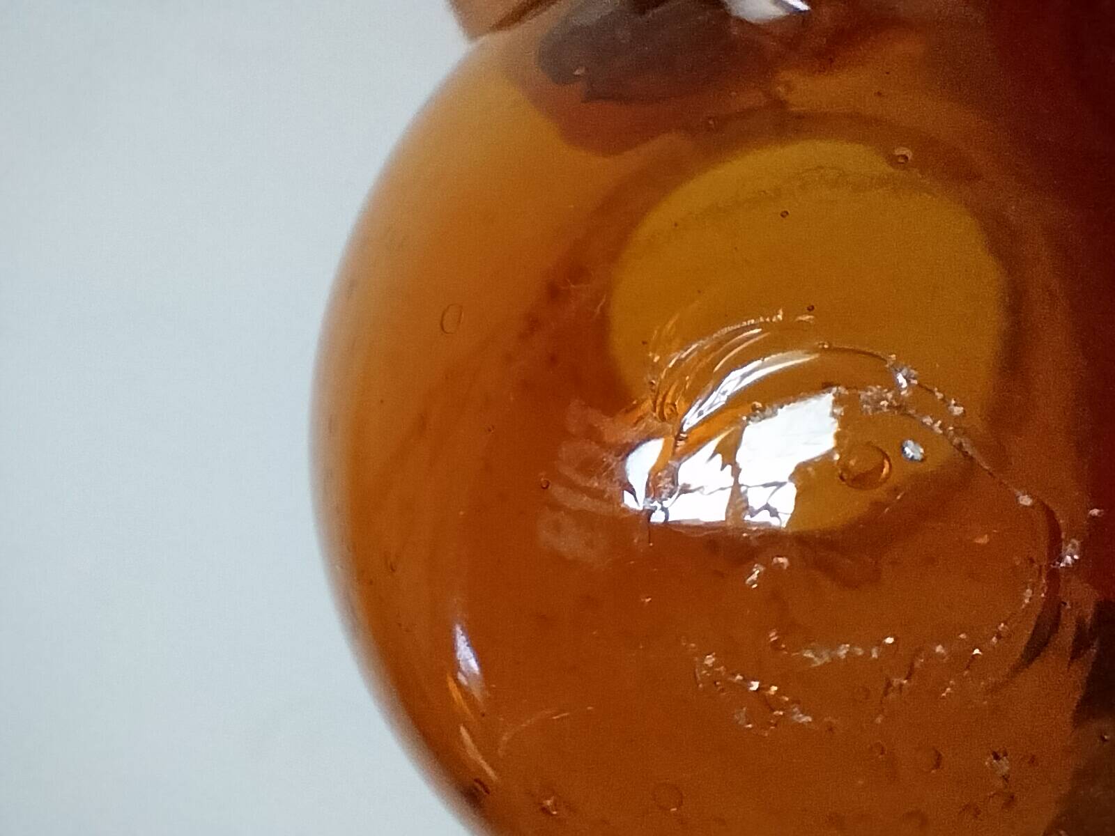 Petit pichet en verre bullé de Biot jaune doré