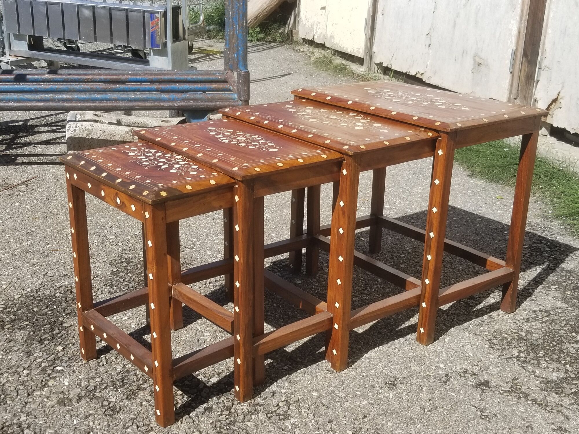 Series of 4 wooden trundle tables with mother-of-pearl inlays, Orient XXth