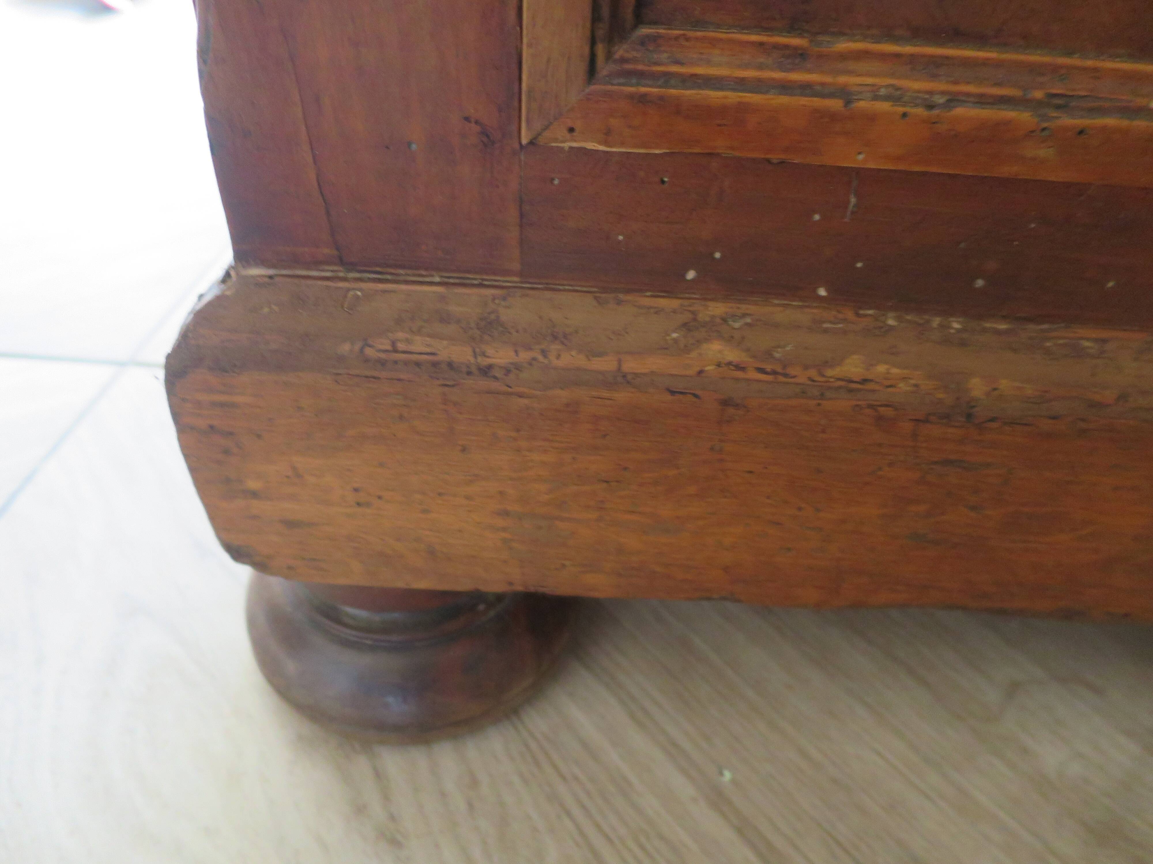Louis Philippe style chest of drawers with 4 drawers in solid walnut and marble, 1900-1950.