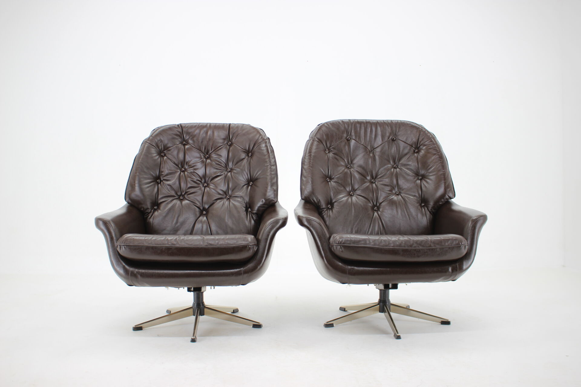 1970s Leatherette Swivel Lounge Chair