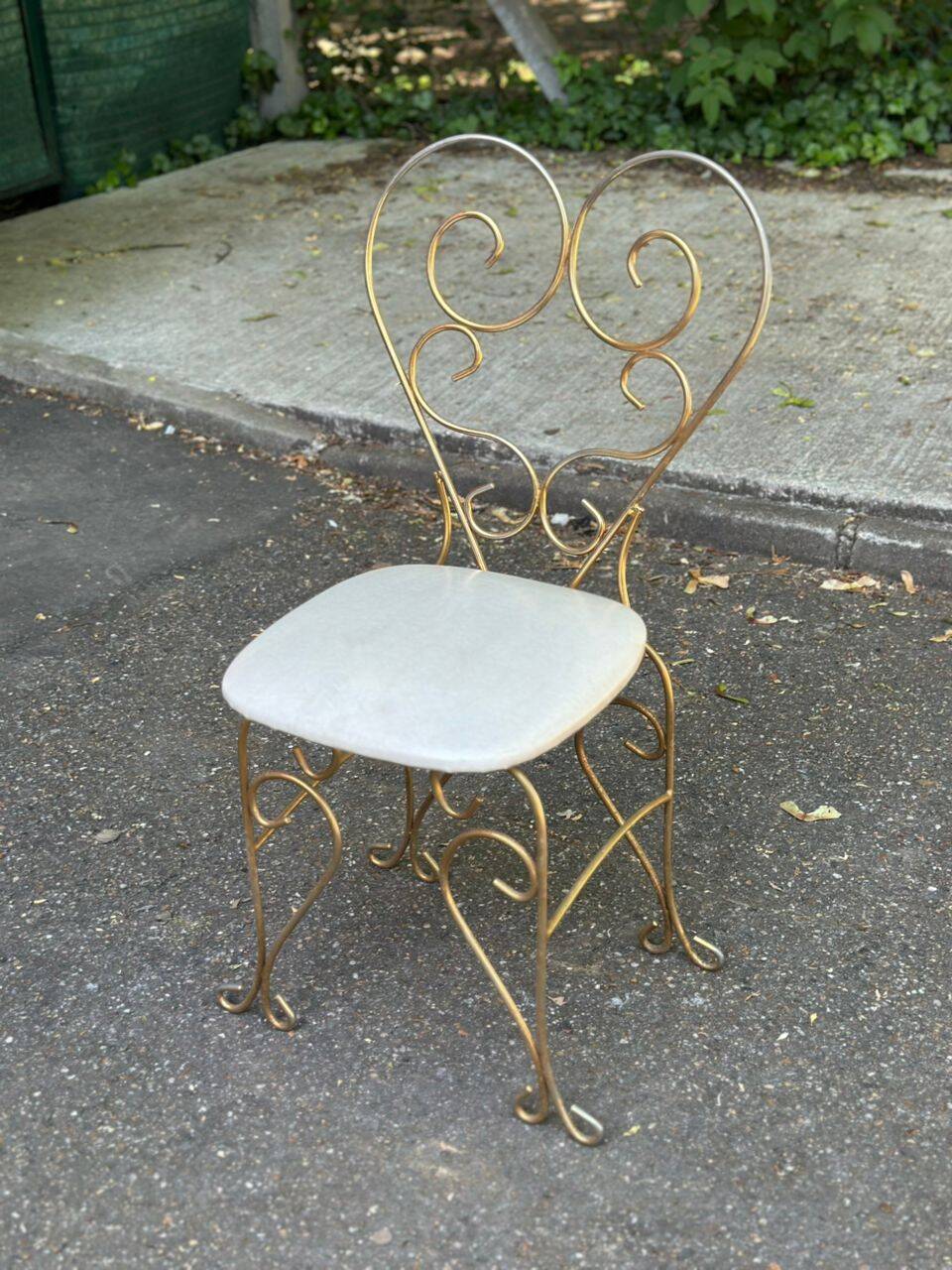 Vintage heart chair from the 1950s Hollywood Regency in gold metal.