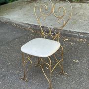 Vintage heart chair from the 1950s Hollywood Regency in gold metal.