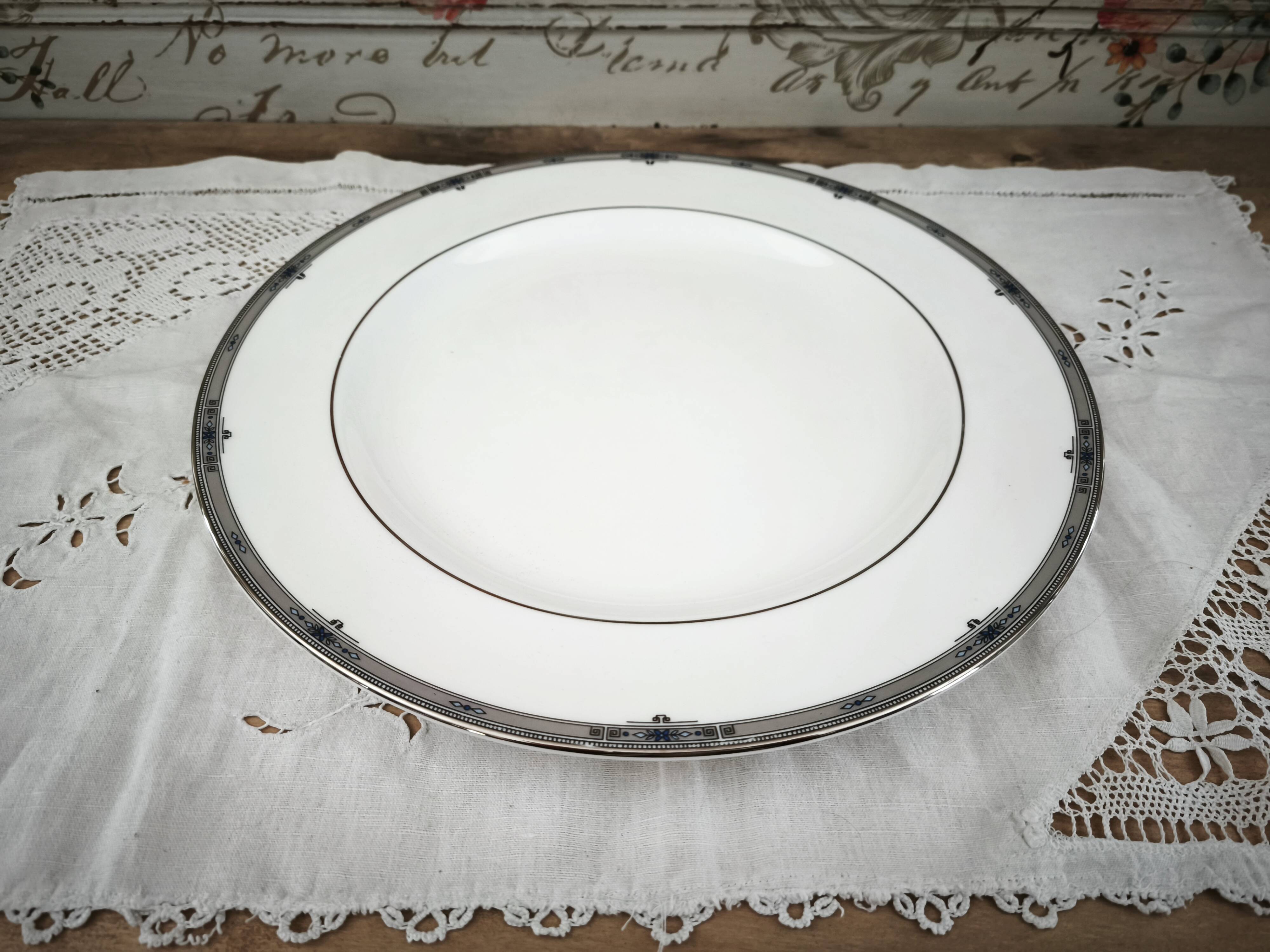 Large round plate in English porcelain Wedgwood model Amherst.