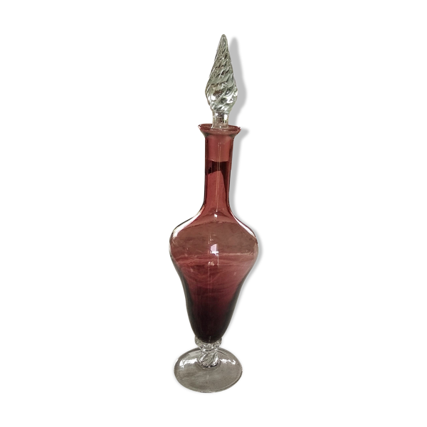 Carafe en verre soufflée à liqueur de couleur violette avec pied taillé