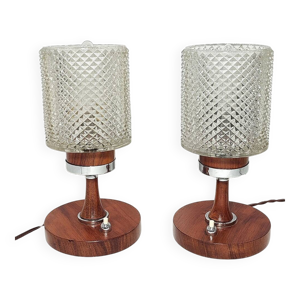 Par les lampes de table.