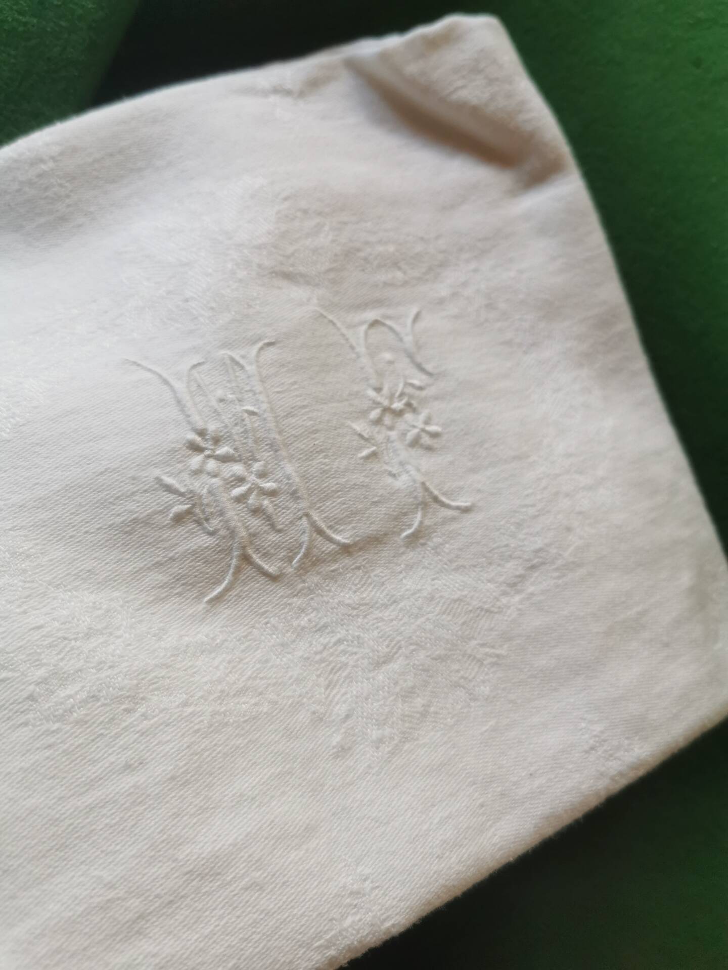Set of 12 table napkins and an old damask linen tablecloth mono