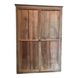 Armoire en bois massif brut