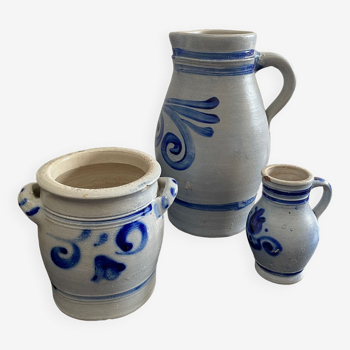 Lot de 2 pichets et 1 pot en grès et émail bleu cobalt