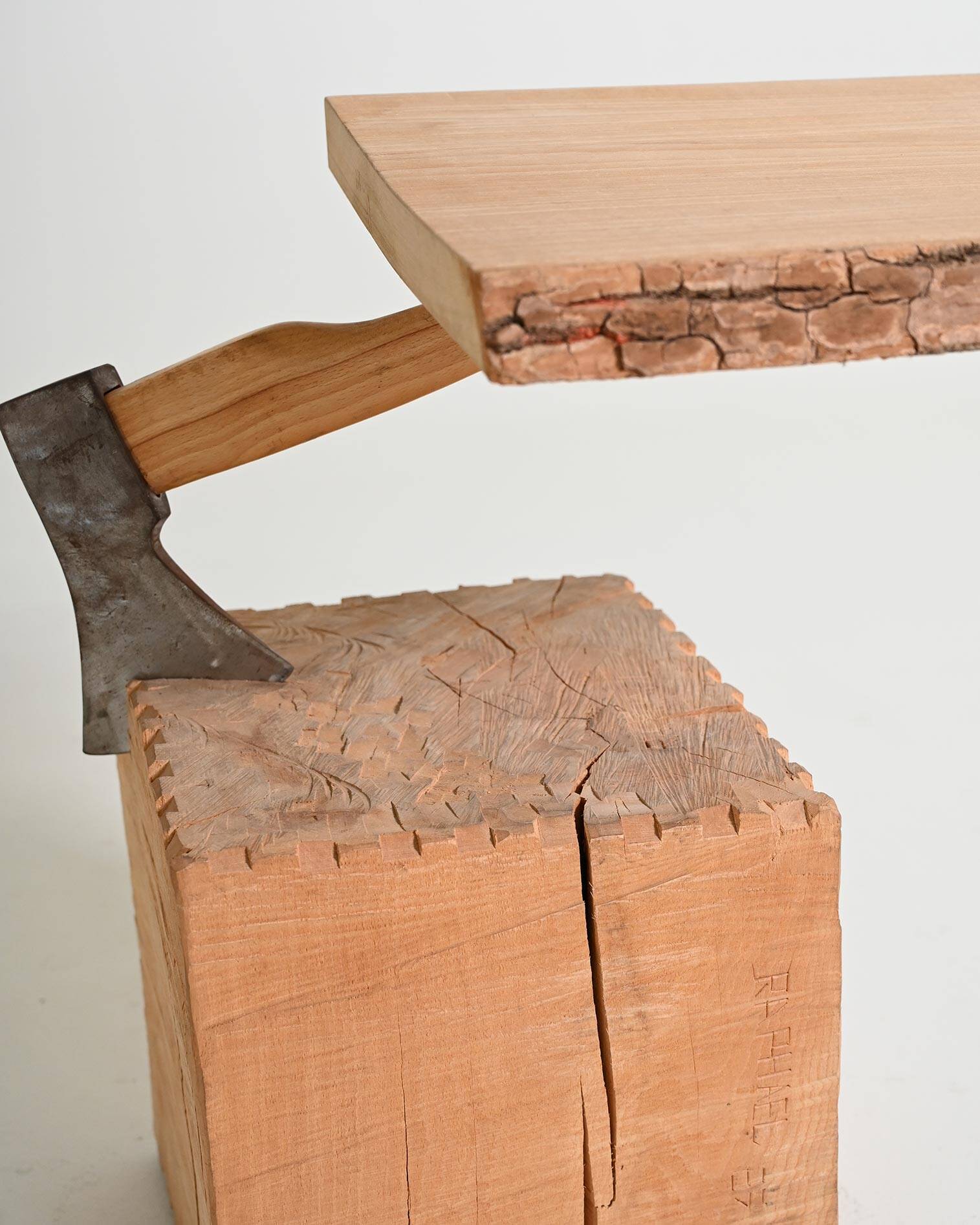Table d'appoint "Chopping Block with Axe" par Raphael Springmann