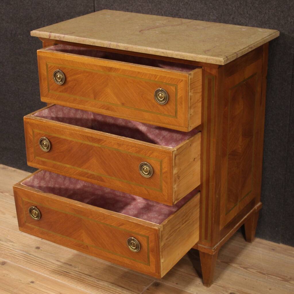 Petite commode française de style Louis XVI