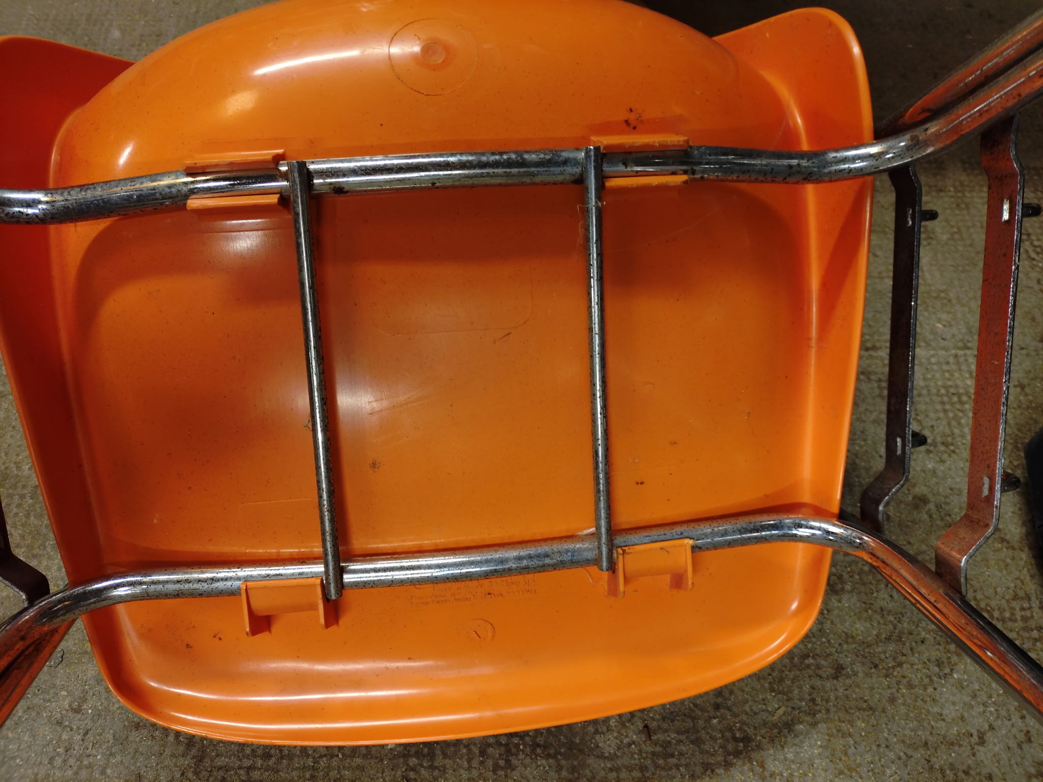 Série de quatre chaises orange