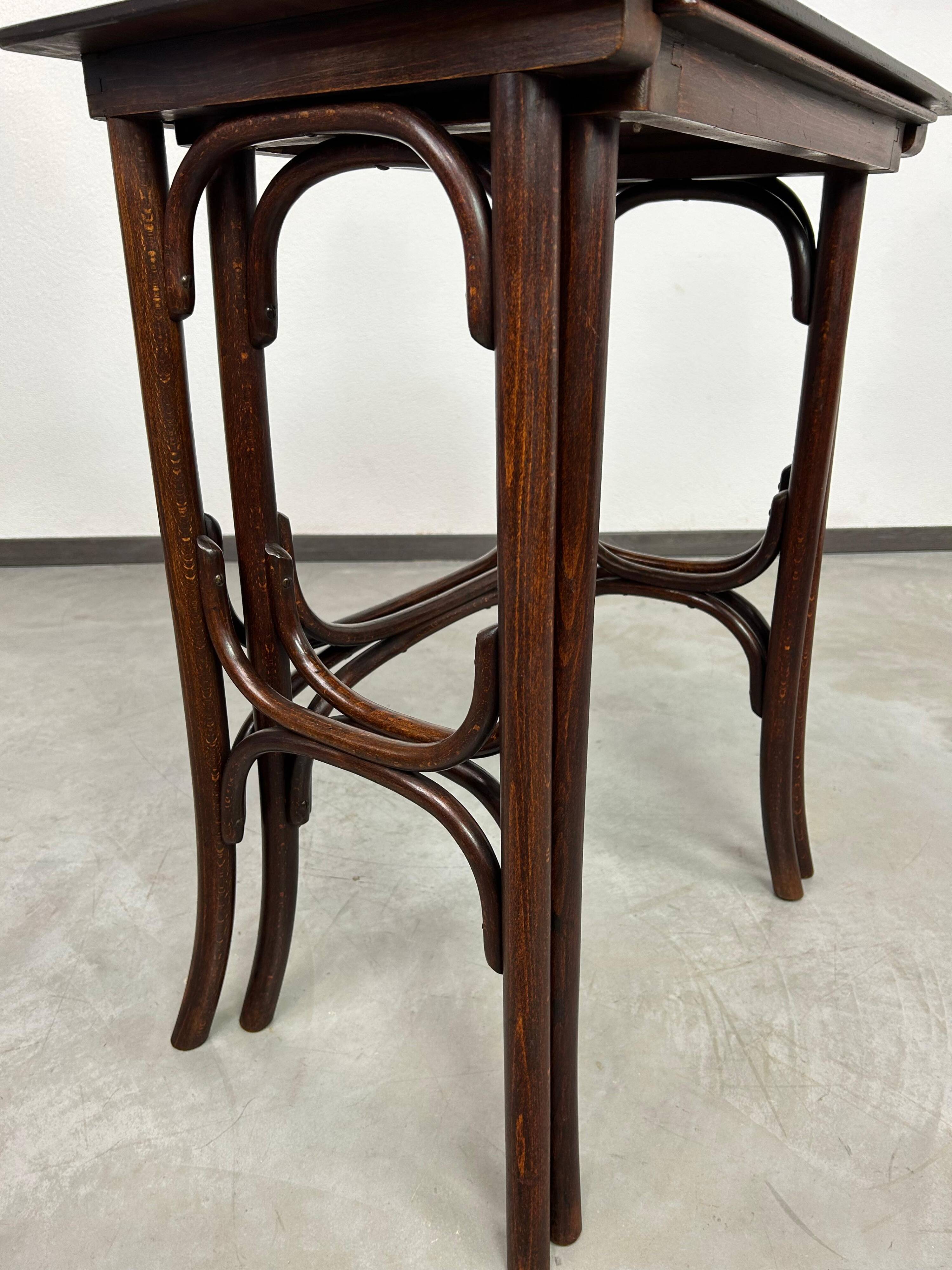 Nest tables Thonet