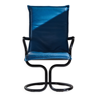 Fauteuil tubulaire avec sellerie en cuir bleu des années 1980.