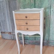 Table de chevet vintage en bois naturel à 3 tiroirs