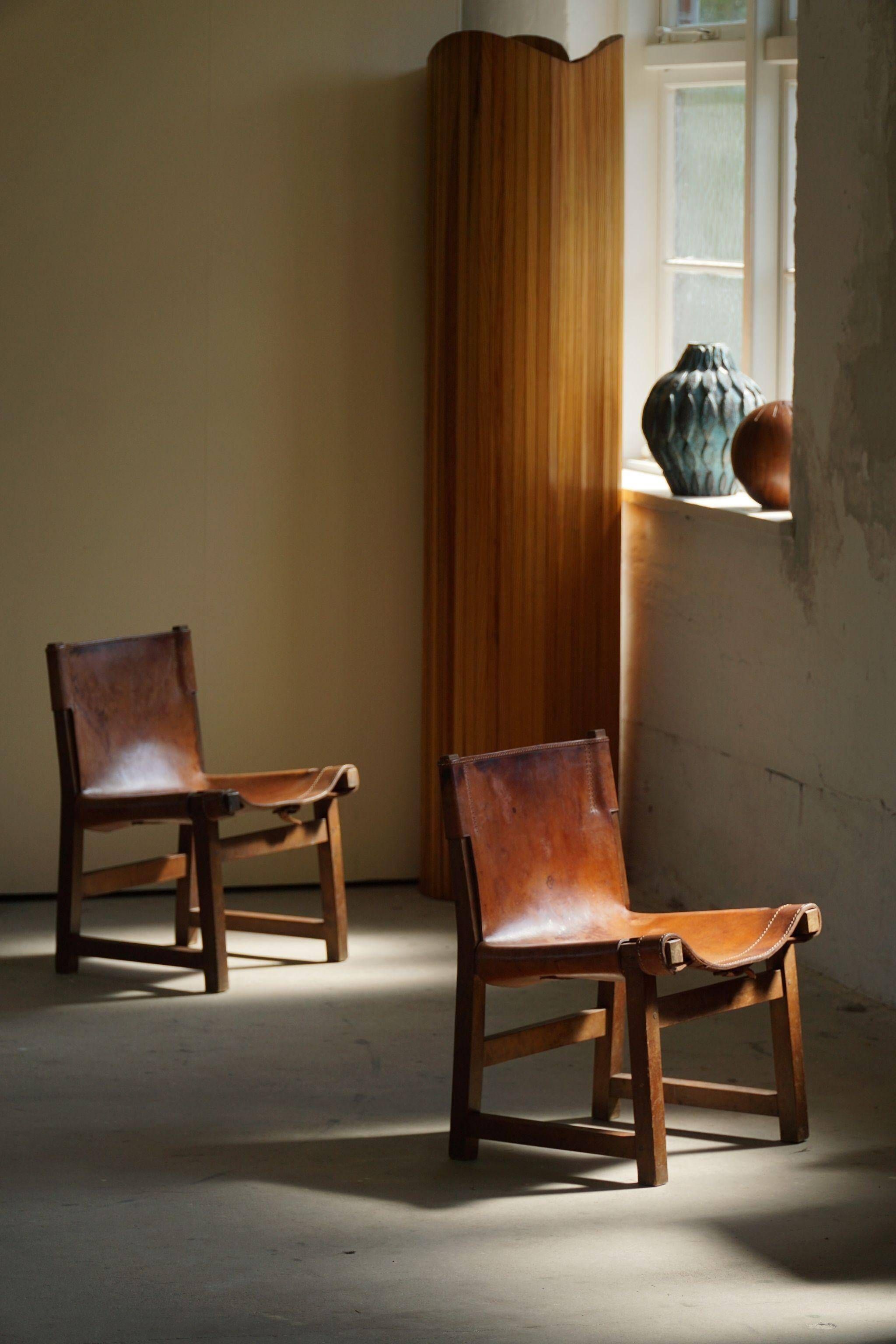 Paco Muñoz, Pair of lounge hunting armchairs, model "Riaza", leather and walnut, 1960