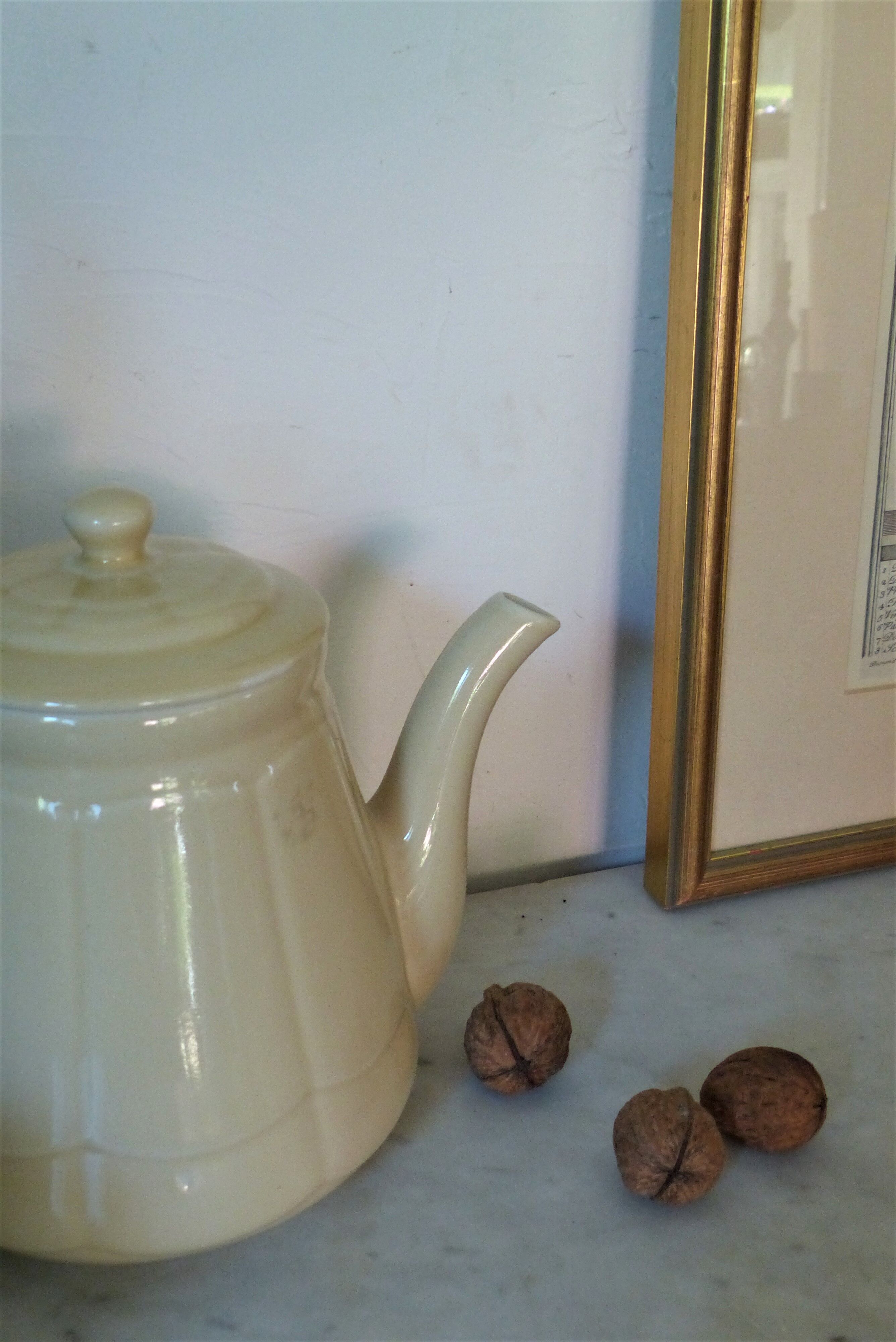 Enamelled ceramic teapot