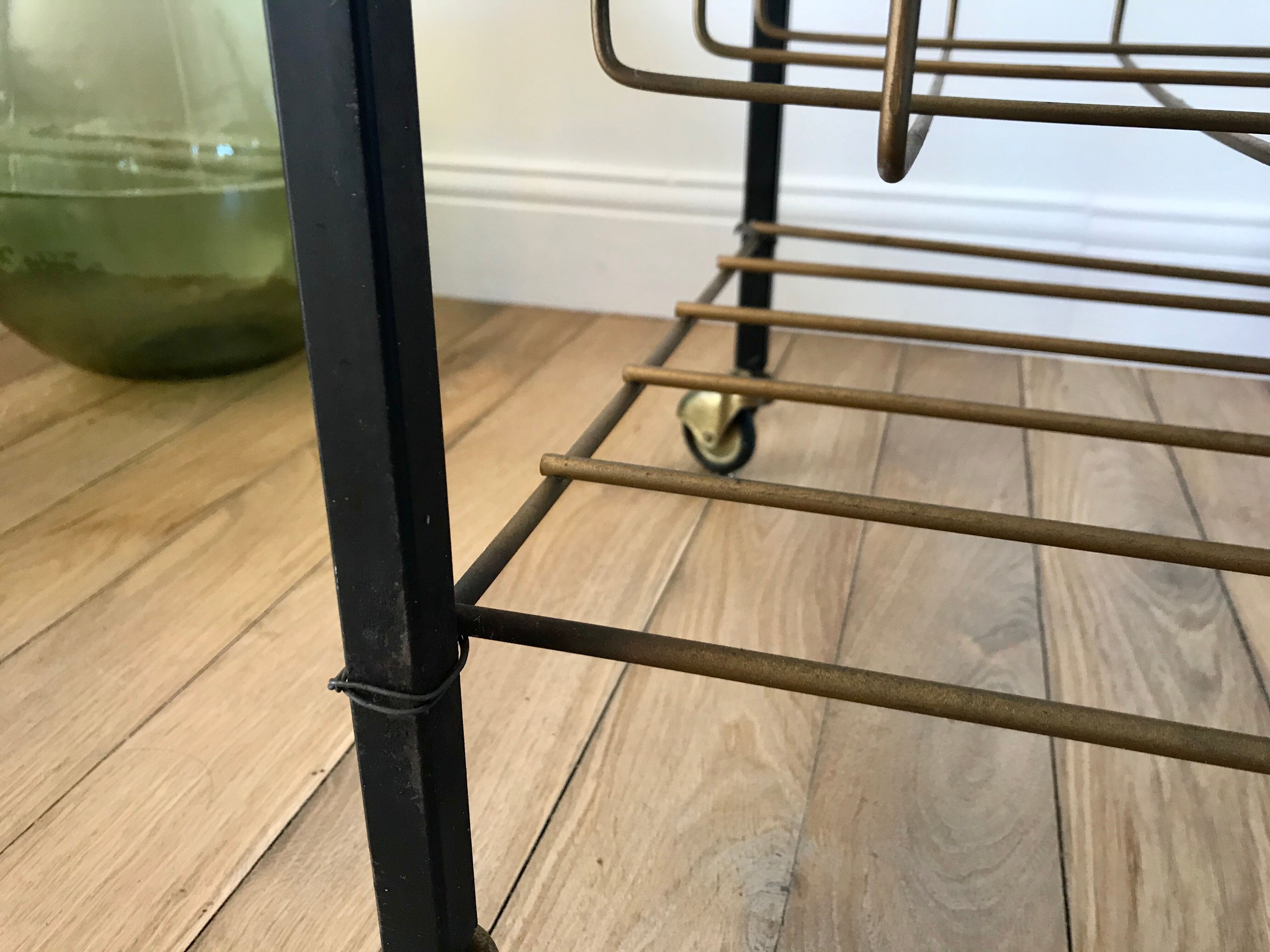 Range-vinyl service in formica and brass 70s