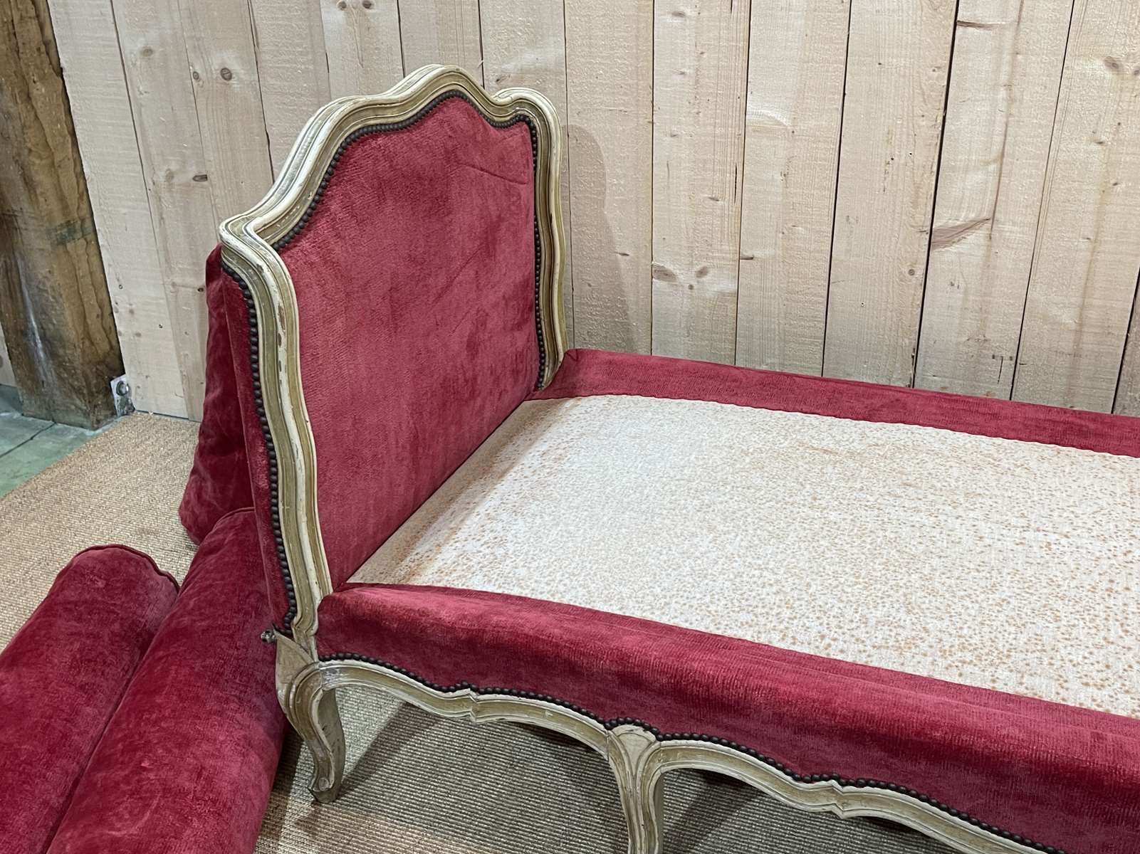 Louis XV style daybed in painted wood and covered with a red velvet