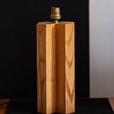Pied de lampe en bois formant croisillon, années 1970-80