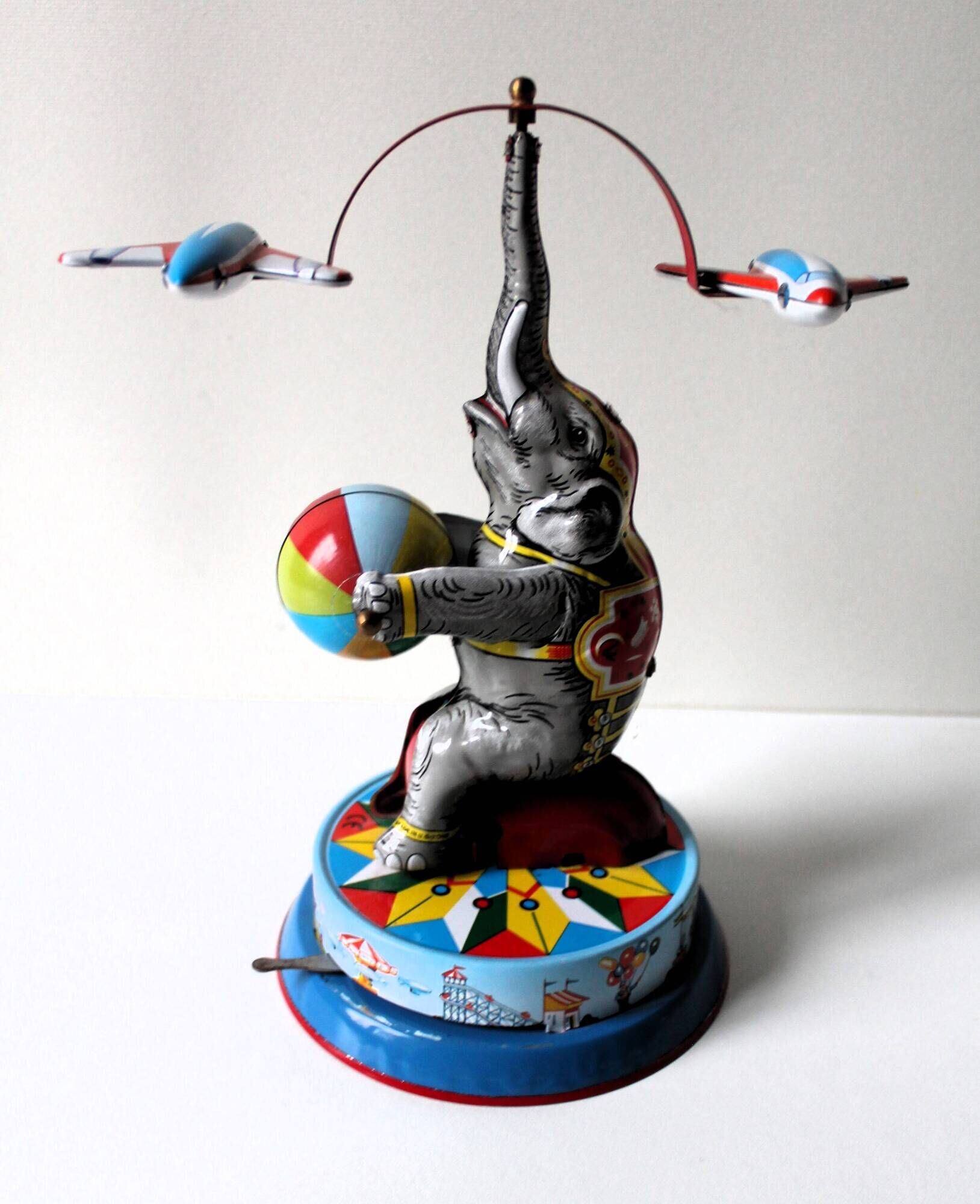 Jouets mécaniques  vintage ‘JW /Germany Western’  ‘Eléphant aux 2 avions’