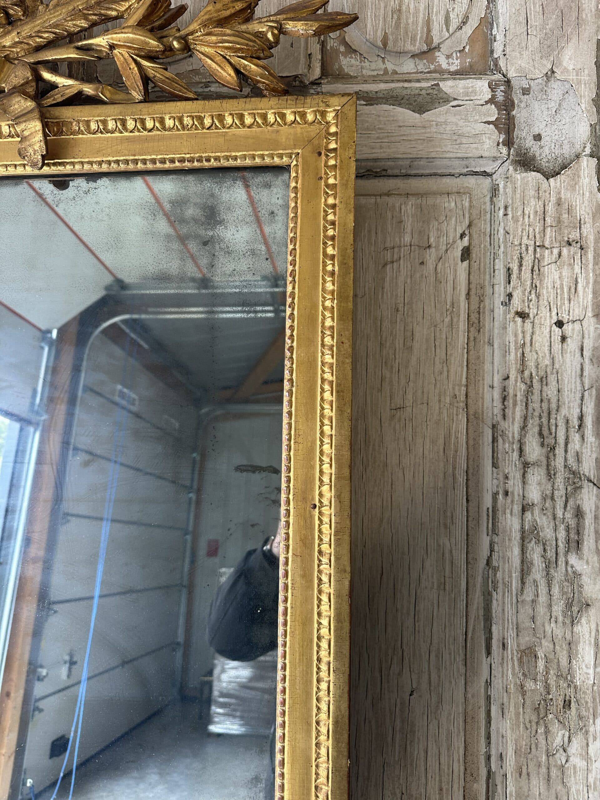 Louis XVI mirror in gilded wood, 18th century.