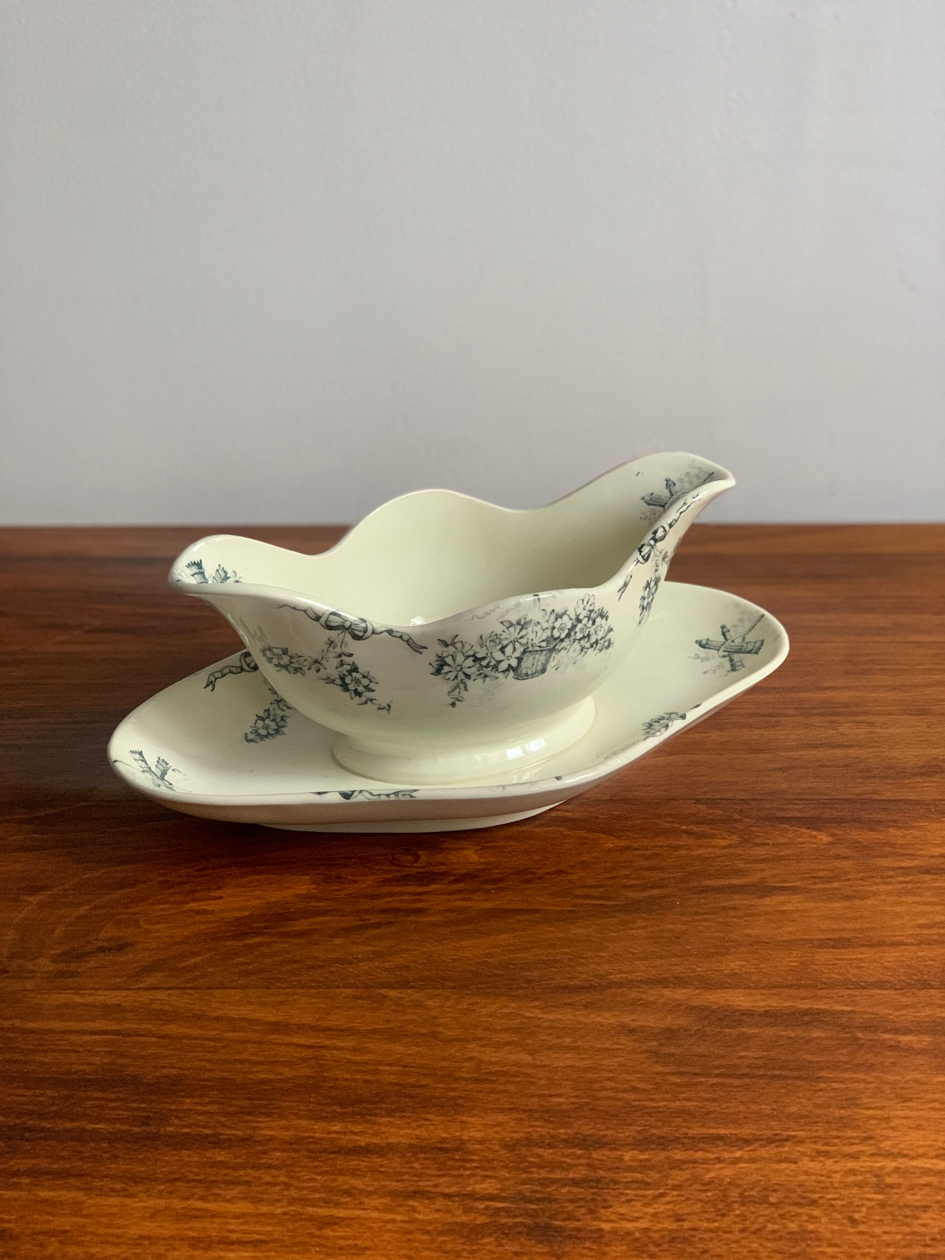 Iron earth gravy boat