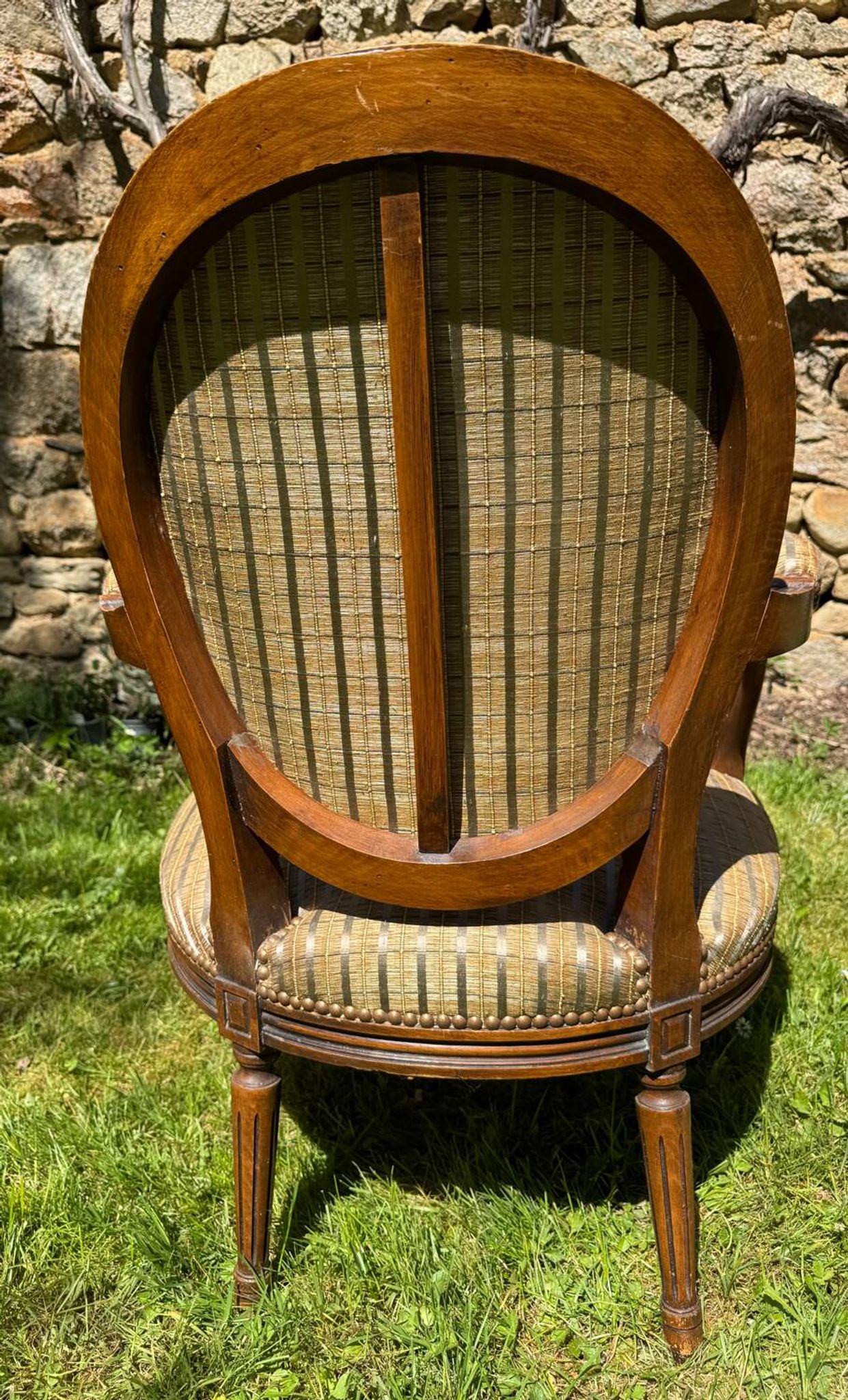 Paire de fauteuils cabriolet Louis XVI – dossier médaillon