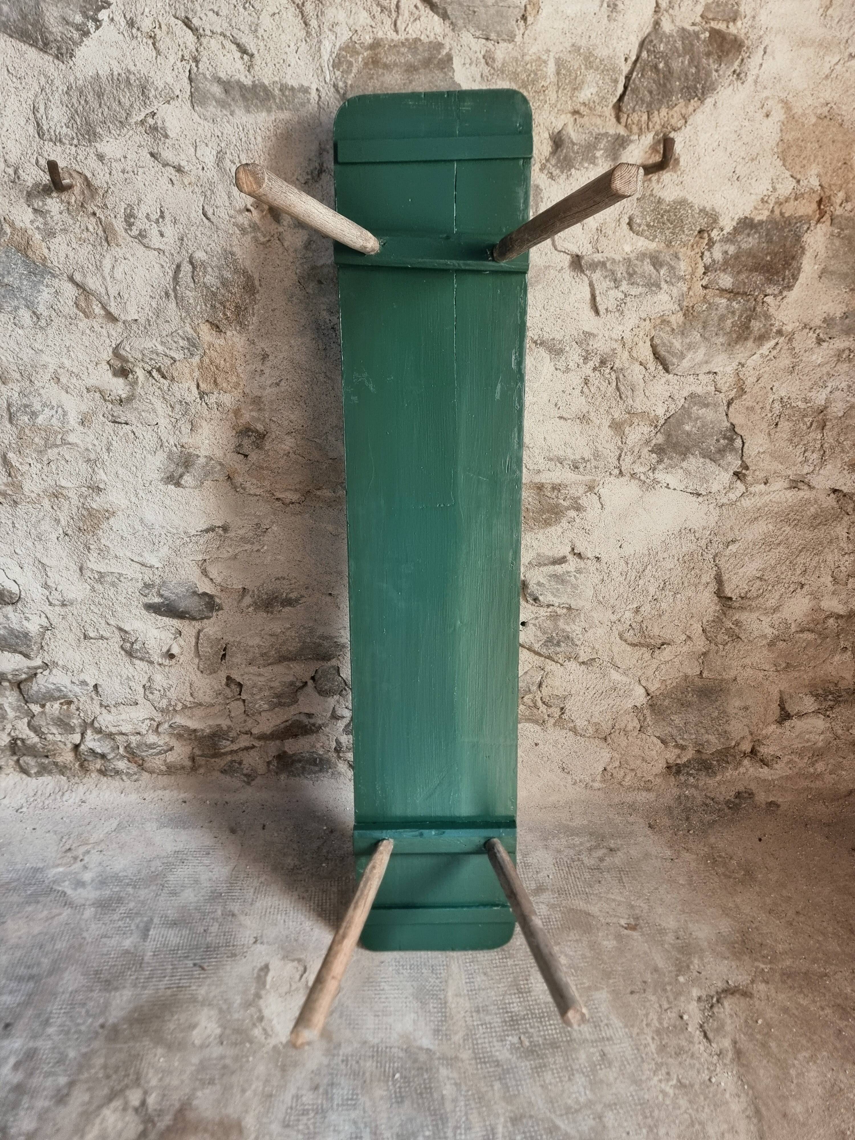 Banc ancien en pin avec pieds en châtaignier, finition peinte en vert, France vers 1900–1930