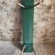 Banc ancien en pin avec pieds en châtaignier, finition peinte en vert, France vers 1900–1930