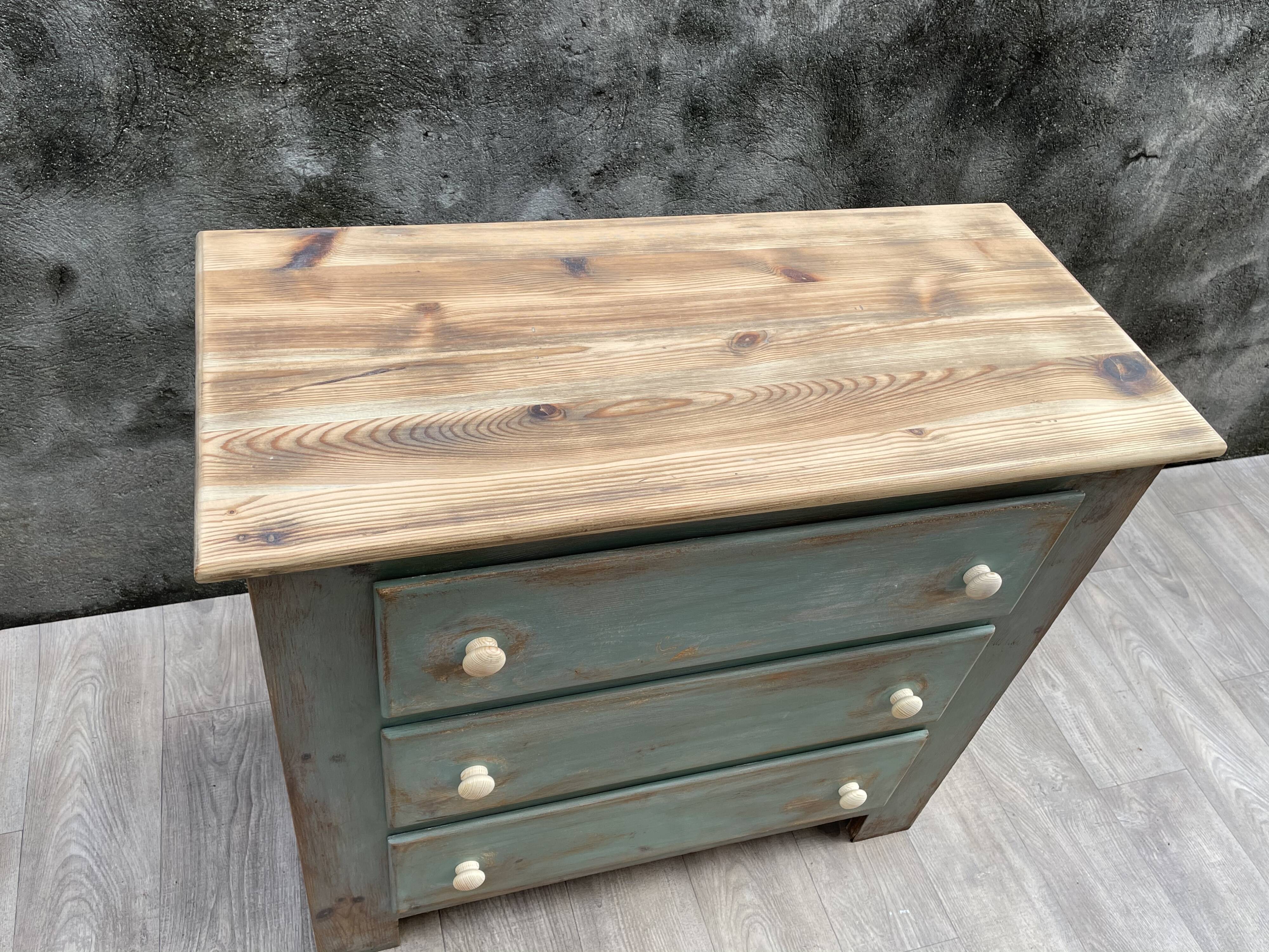 Commode en bois patinée
