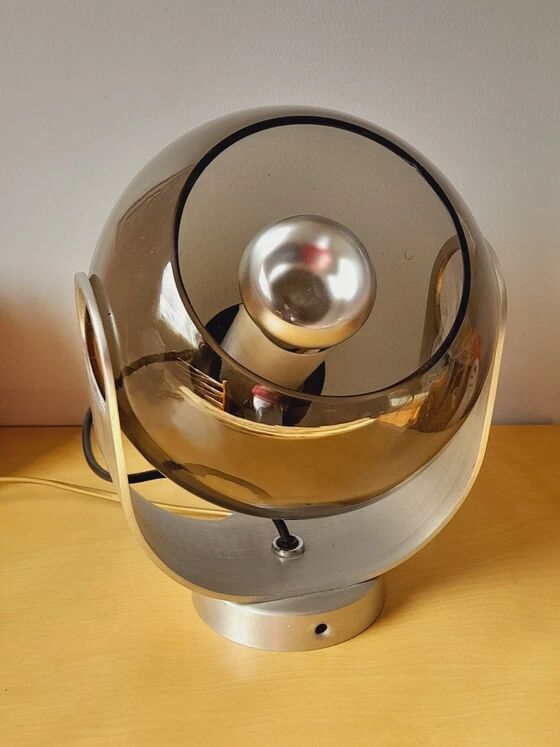 Lampe space age en métal chromé et verre fumé 1970