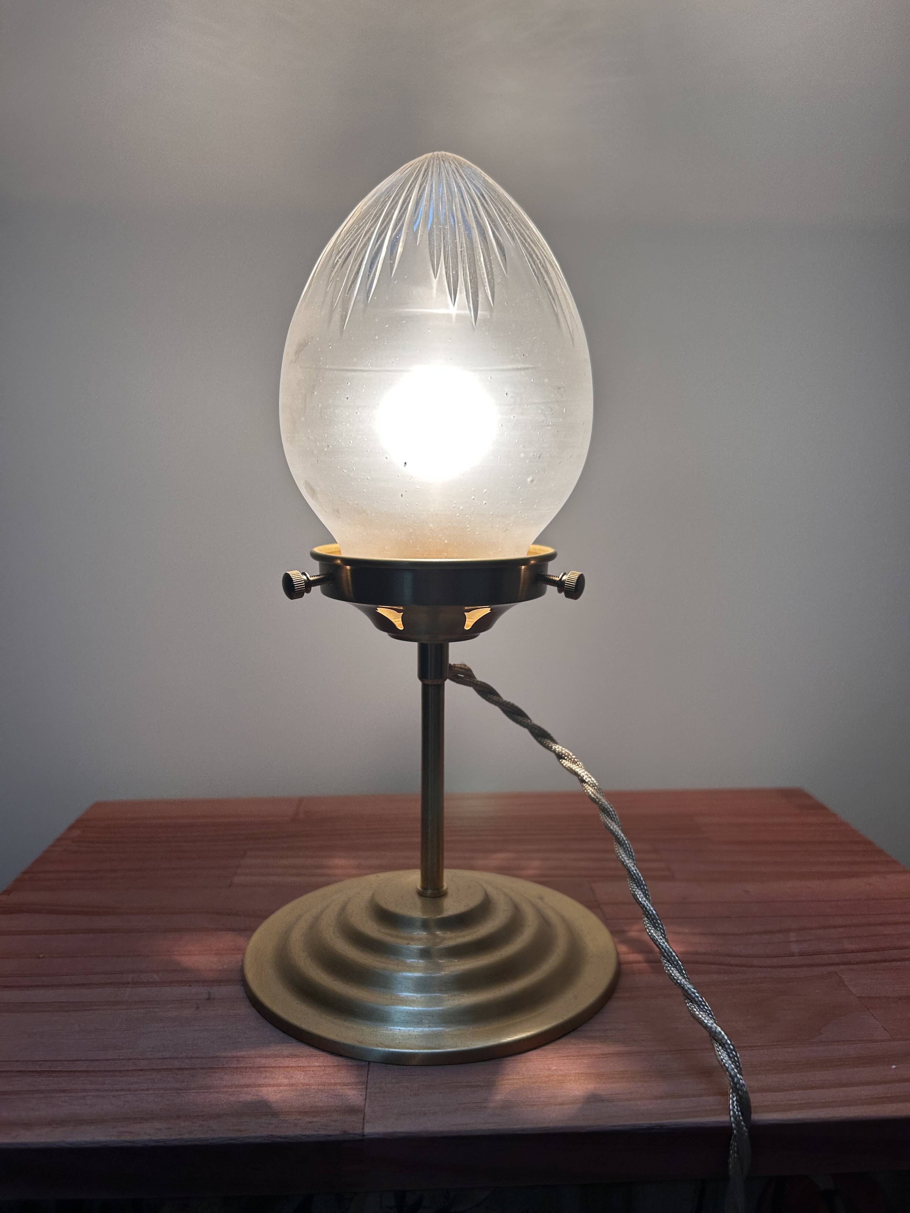 Vintage globe shell table lamp