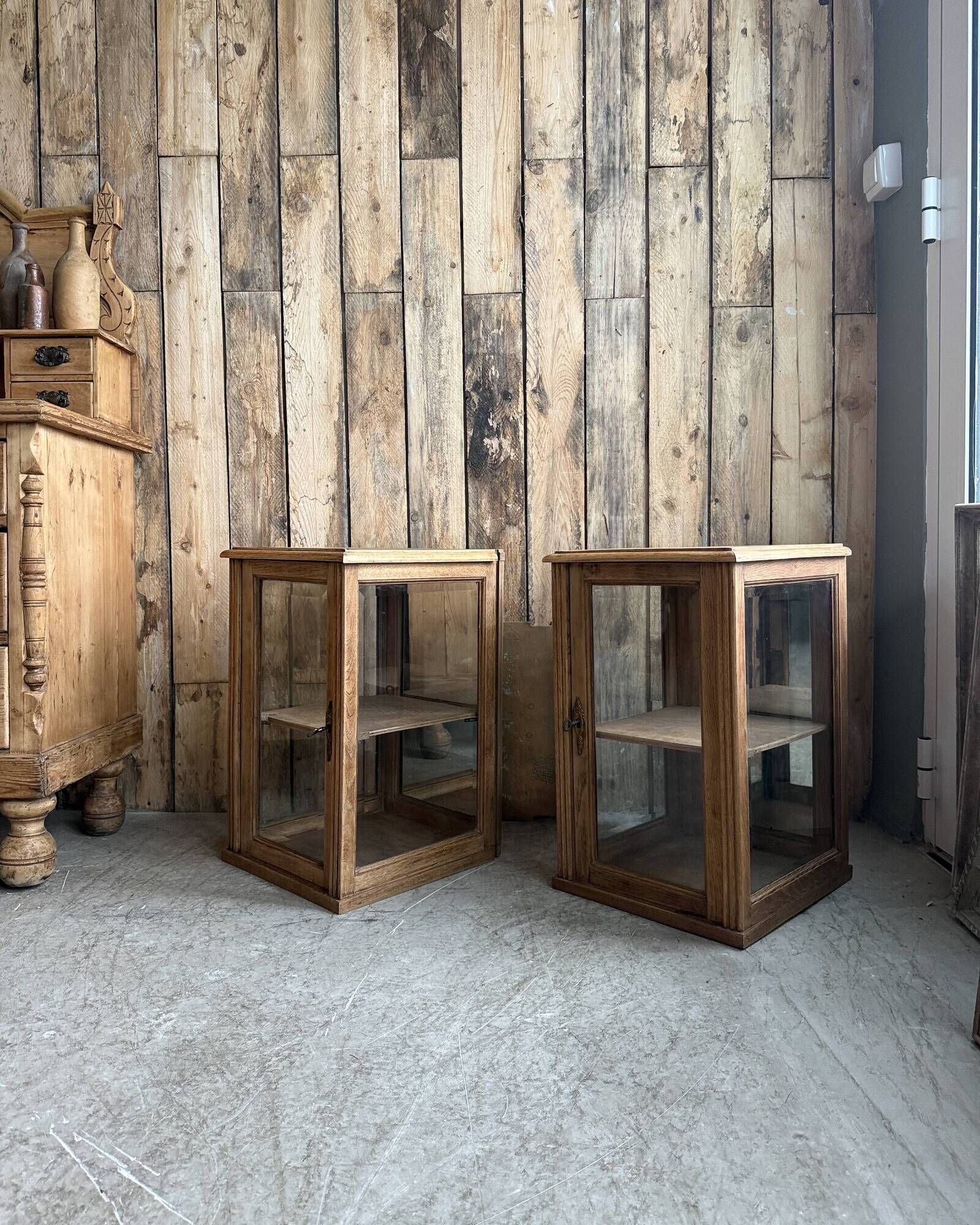 Pair of small Art Deco display cabinets in oak (renovated)