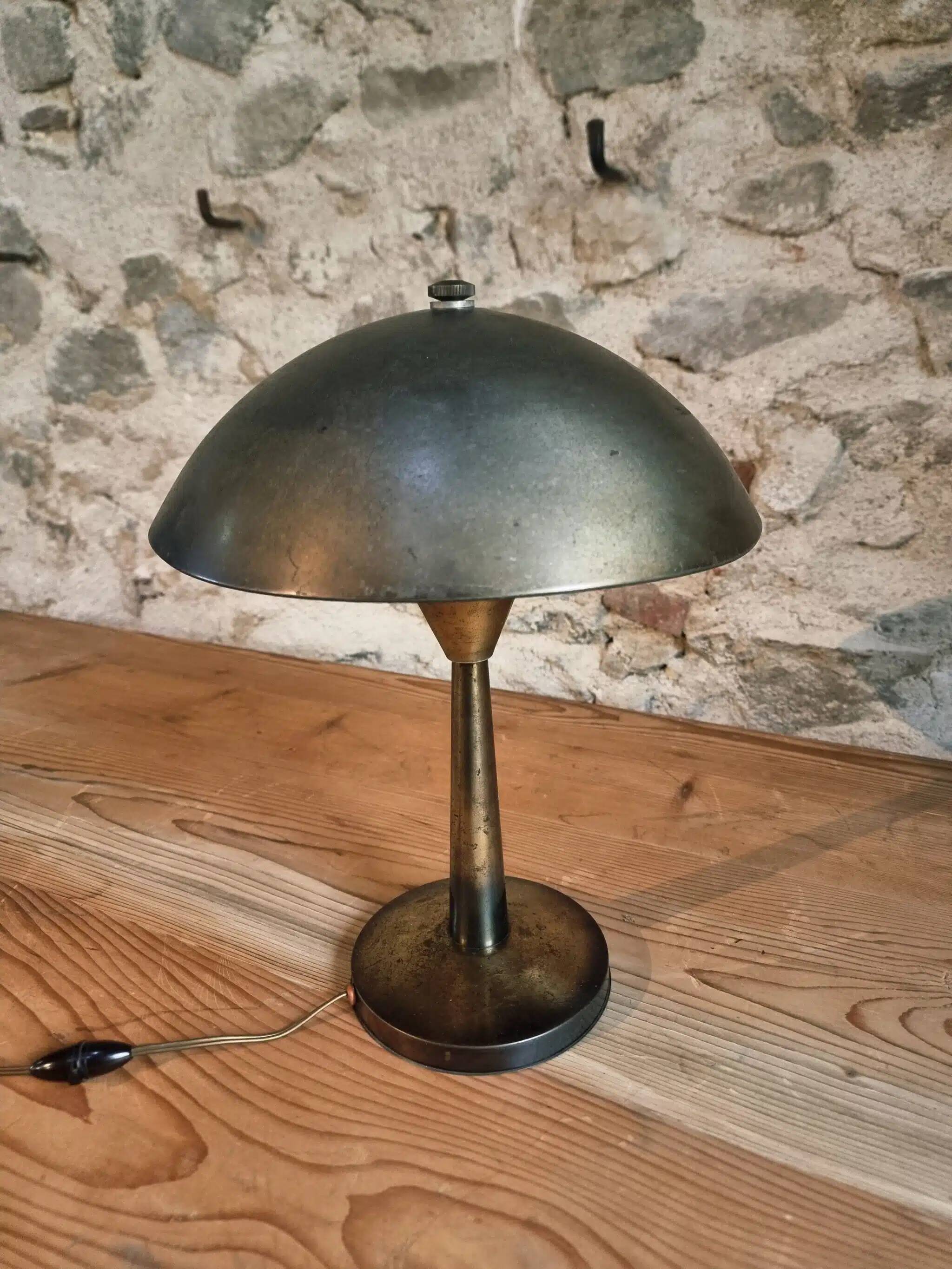 Lampe de table industrielle française des années 1930 – Champignon en fer et bakélite avec douille à baïonnette – 32 cm de diamètre
