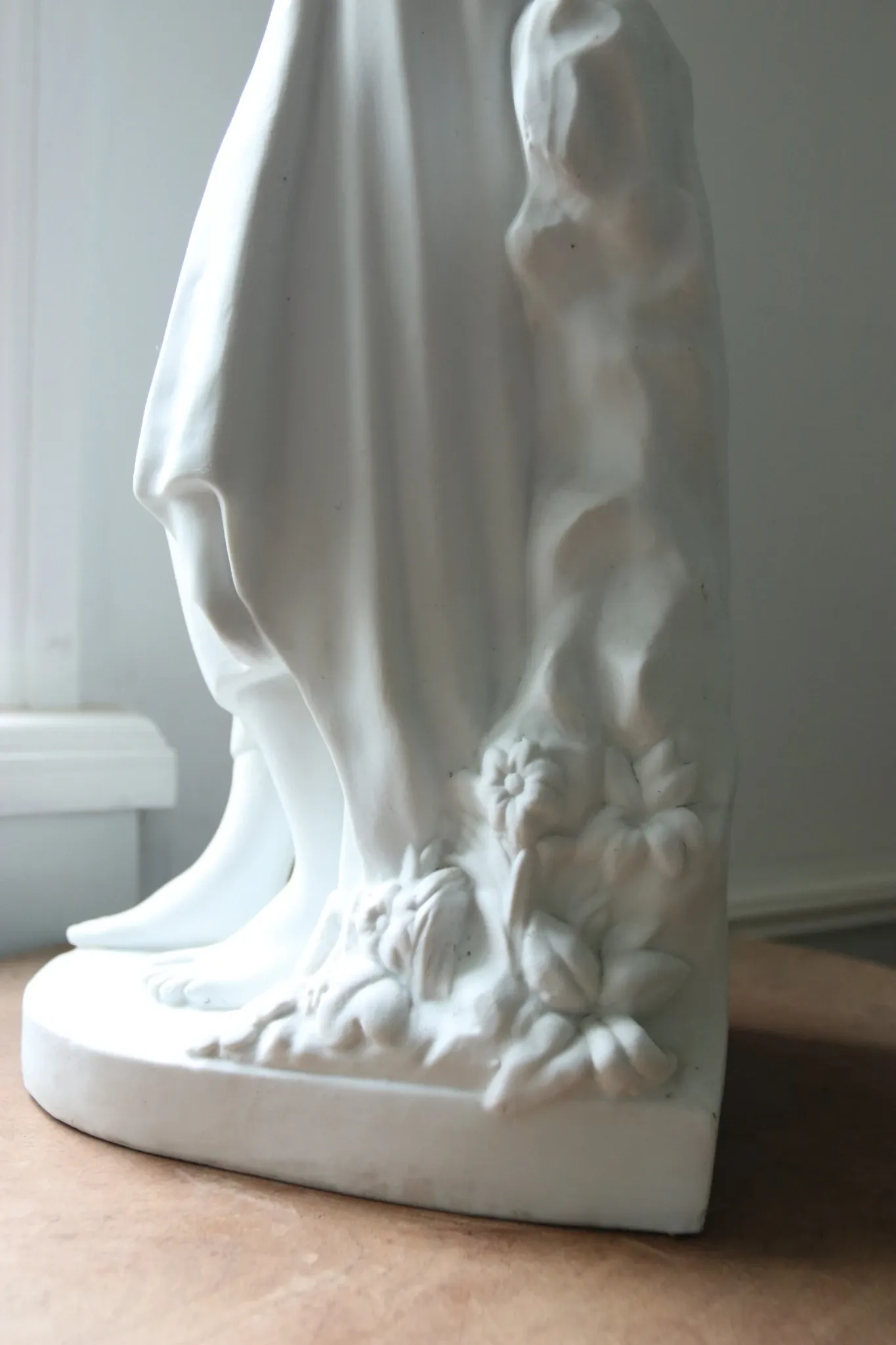 Nicolas Lecorney – Girl picking a daisy, biscuit porcelain, late 19th c.