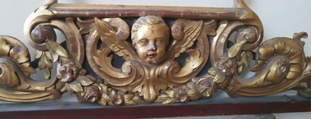 Fronton ancien en bois doré et sculpté du XIXe siècle