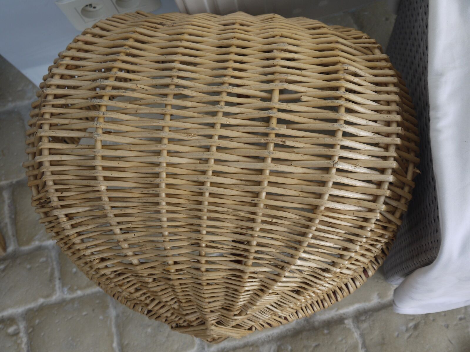 Wicker basket wooden handle