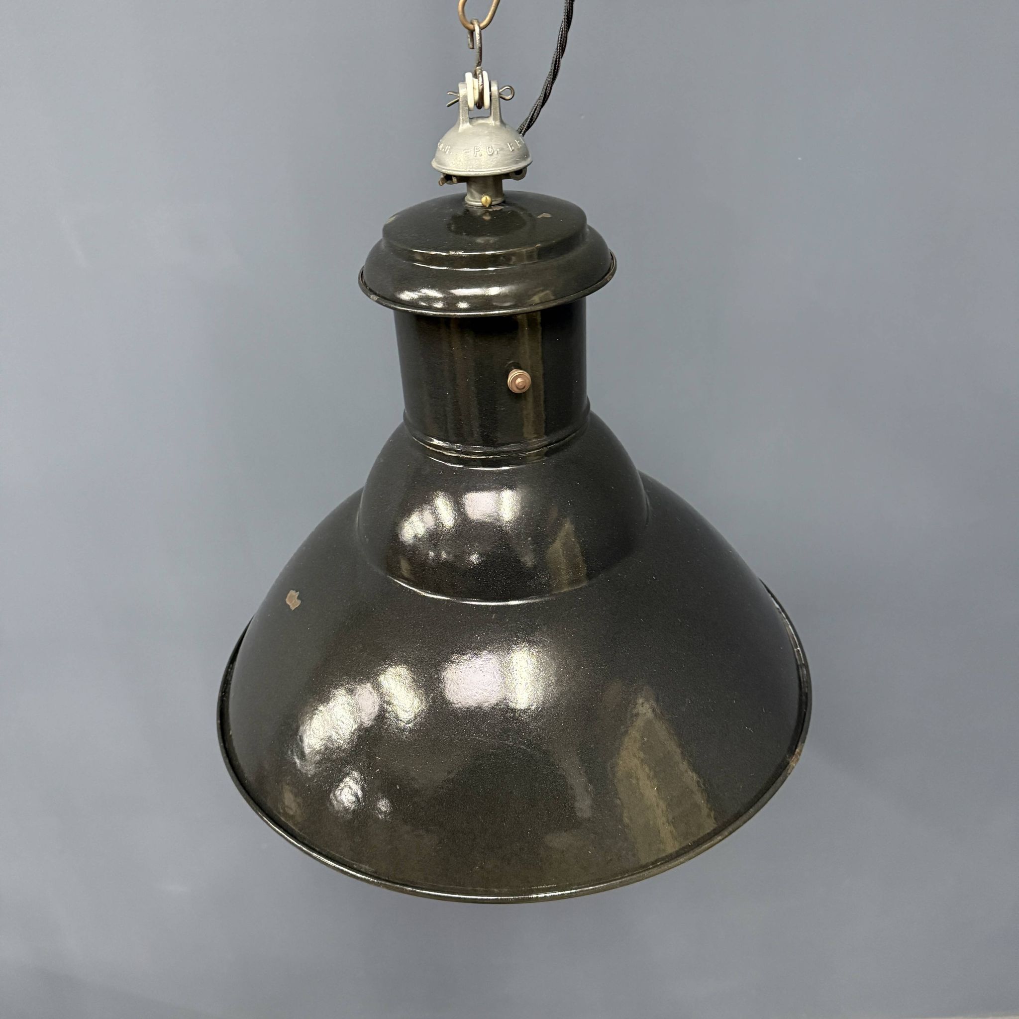 Lampe à suspension industrielle française en émail noir de taille moyenne