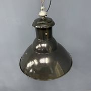 Lampe à suspension industrielle française en émail noir de taille moyenne