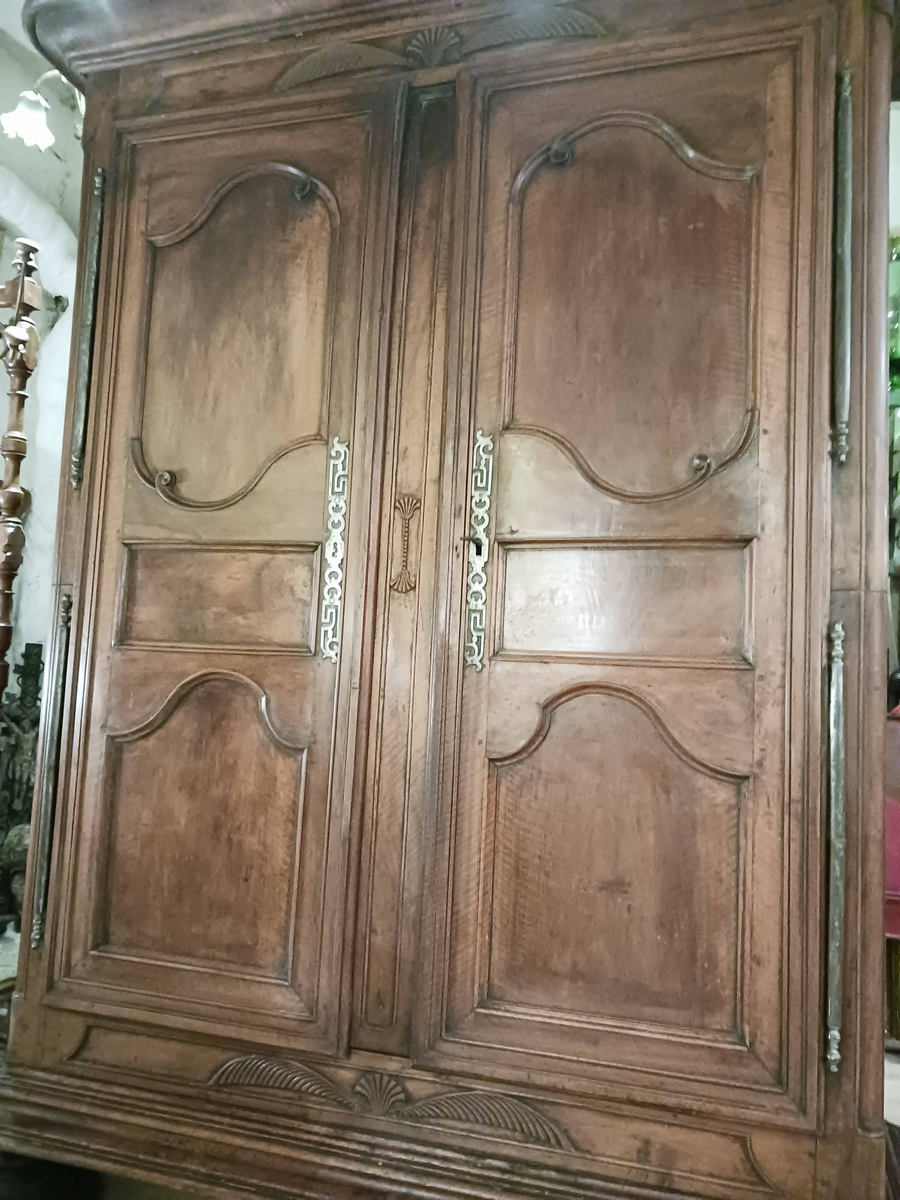 Armoire d'époque Régence 1715-1723 en noyer massif
