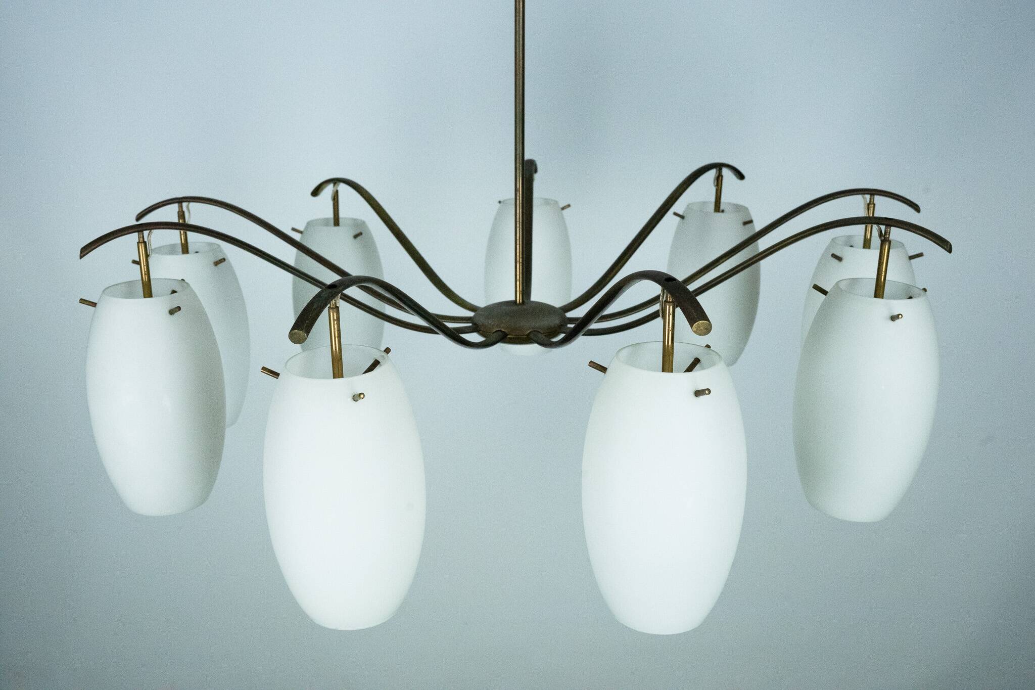 Rare lustre Arredoluce Monza à 9 lumières en laiton et verre opalin, Italie, 19